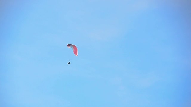 roter paragleiter in kamerabewegung