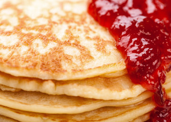Pfannkuchen Eierkuchen mit Erdbeer Konfitüre