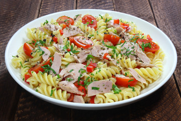 Salad with tuna, tomato and pasta