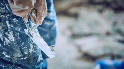 Muratore intonaca parete