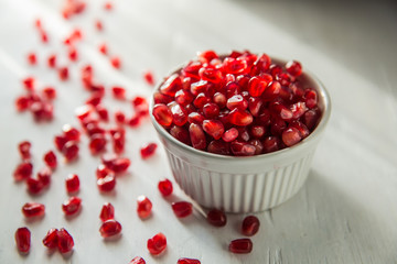 Зерна граната в белой плошке