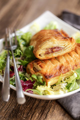 friands à la viande et mesclun de salade 1