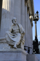 Obraz premium Statue des antiken Geschichtsschreibers Herodot vor dem Wiener Parlament
