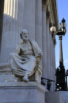 Statue des antiken Geschichtsschreibers Herodot vor dem Wiener Parlament