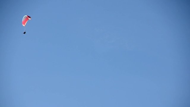 roter paragleiter und schoener blauer himmel