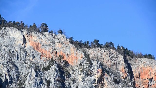 paragleiter schweben in schoener berglandschaft