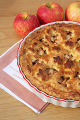 torta alle mele  su tavolo di legno