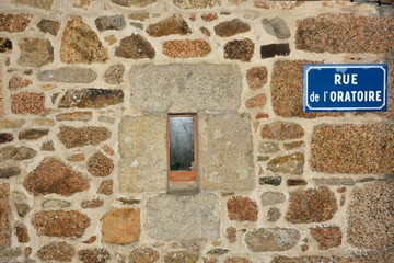 Mur de pierres en granit rose à Ploumanach en Bretagne