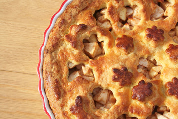 torta alle mele  su tavolo di legno