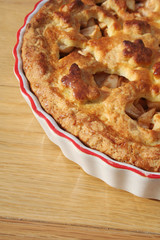 torta alle mele  su tavolo di legno