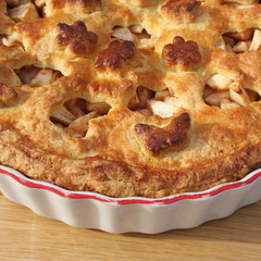 torta alle mele su tavolo di legno