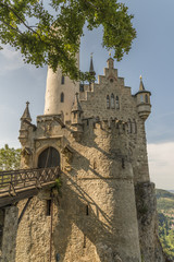 Obraz premium Schloss Lichtenstein mit Zugbrücke auf massivem Felsen 