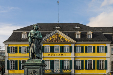 Beethovendenkmal vor dem historischen Postgebäude in Bonn; Deutschland