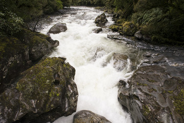 Río con agua espumosa blanca en la Isla Sur de Nueva Zelanda. 