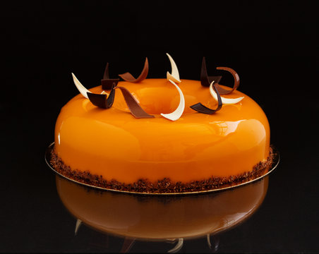 Modern cake covered with chocolate glyassazhem.