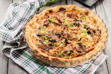 Tart with chicken, mushrooms and cheese
