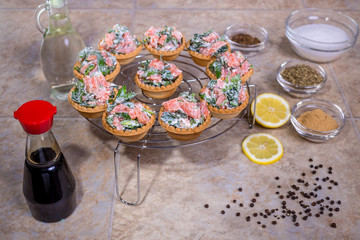 тапас с лососем и зеленью