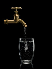 Filling by water of a glass from brass faucet