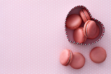 Obraz na płótnie Canvas Macarons heart-shaped gift box