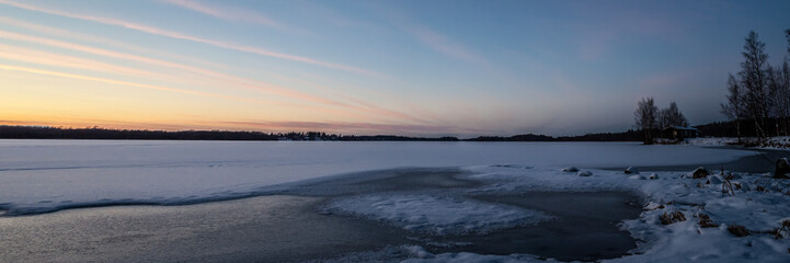 Fototapeta na wymiar Winter-scene at the lake