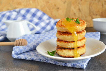 Cheesecakes of cottage cheese with honey for breakfast