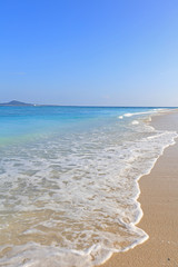 野甫島の美しい珊瑚の海と夏空