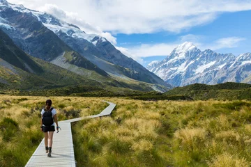 Crédence en verre imprimé Aoraki/Mount Cook Woman hiker hiking on Hooker Valley Track