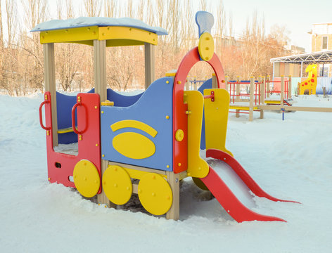 Паровозик для детей на снегу