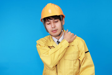 肩痛を訴える疲れた男性