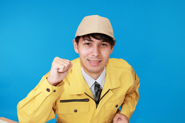 ガッツポーズの労働者