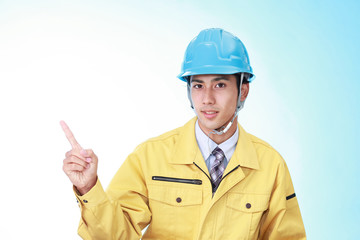 指示する笑顔の労働者