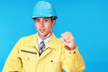 ガッツポーズの労働者