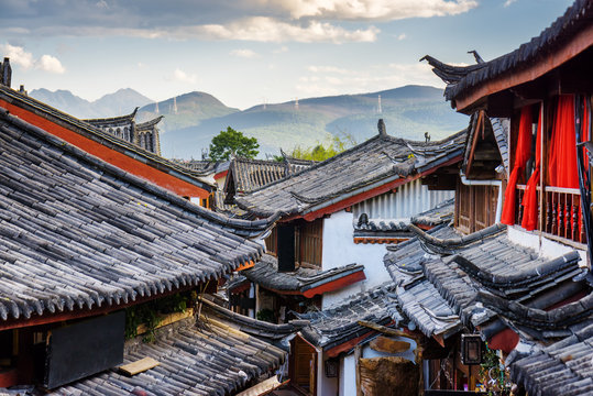 Fototapeta Scenic view of traditional Chinese tile roofs of houses, Lijiang
