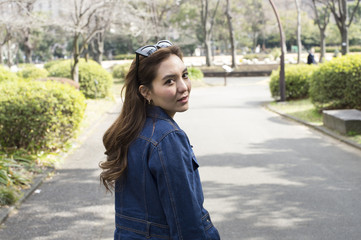 Young women who walk in the park