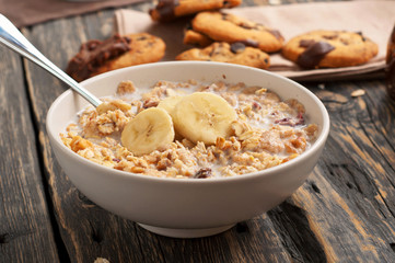 oatmeal with milk and bananas