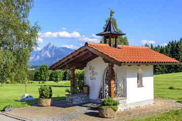 Fototapeta na wymiar kleine Kapelle im ostallgäuer Alpenvorland 