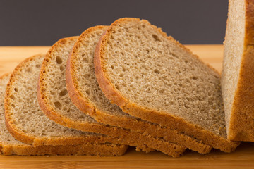 Хлеб на разделочной доске.