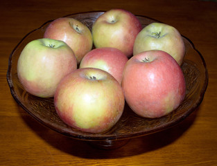 apples lying in a vase