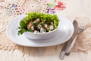 Serving salad with blue cheese