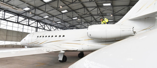 Flugzeug in einem Hangar zur Reparatur und Wartungsarbeiten // Aircraft in a hangar for repair and...