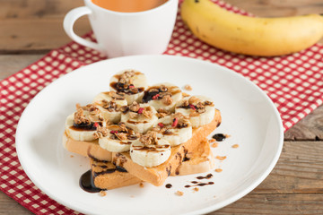 Sandwich peanut butter with banana and muesli crisp with milk te