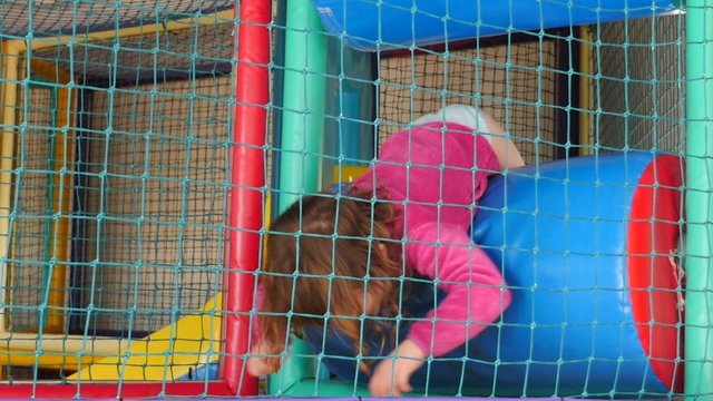 jolie fille jouant dans un parc