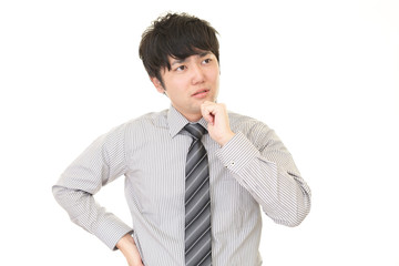 考え事をするビジネスマン