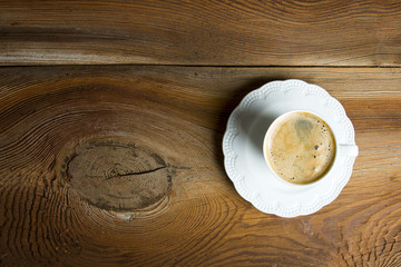 Filiżanka kawy na drewnianym tle