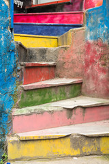 alegres escaleras de diferentes colores