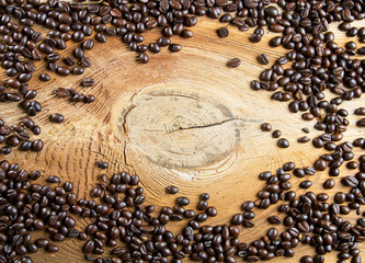 Palone ziarna kawy na drewnianym tle