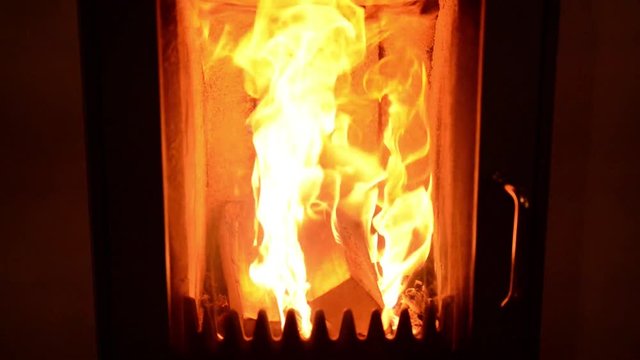 Nahaufnahme von brennendem Holz in einem Ofen