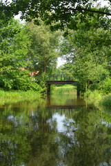 Fototapeta na wymiar Fluss und alte Brücke im Spreewald bei Lübben