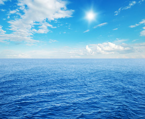 Fototapeta premium Beautiful sky and blue ocean