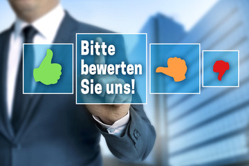 Bitte bewerten sie uns touchscreen wird von geschäftsmann bedie